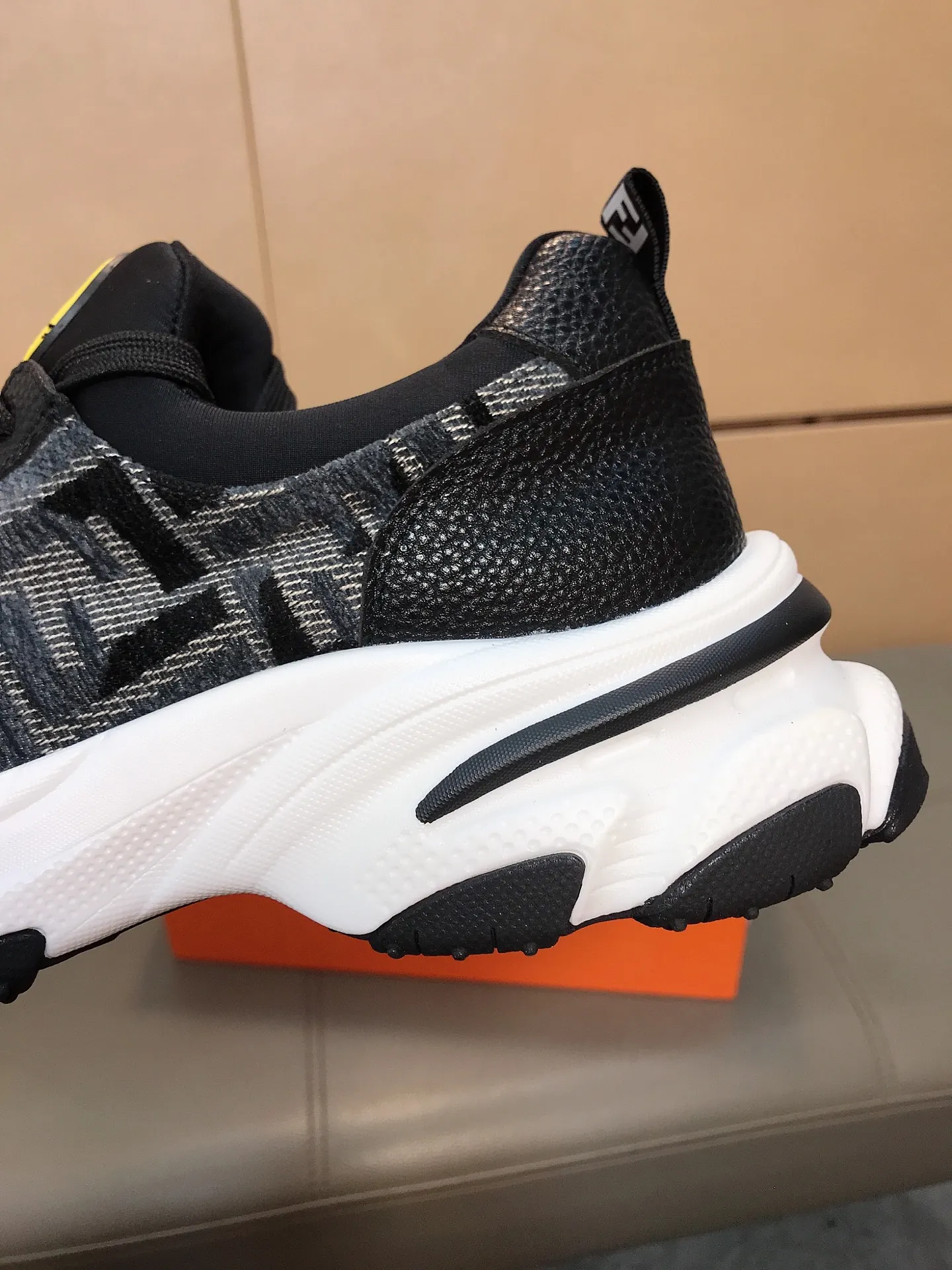 Factory price 442 💥💥🔺🔺FENDI [Fendi] Men’s new casual shoes are a hit! , that kind of calm connotation️elegant taste is indescribable to start the journey of fashionable shoes💍💍to cope with various occasions calmly! The momentum of the big names speaks for itself! Comfortable and comfortable on the feet! Materials: Imported printed materials, stitched with cowhide design, sheepskin feet, a fashion must-have! Code number: 38-44